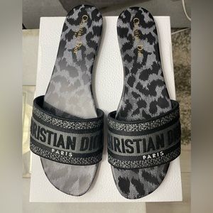 Authentic DWAY SLIDE GRAY MIZZA
EMBROIDERED COTTON size 42